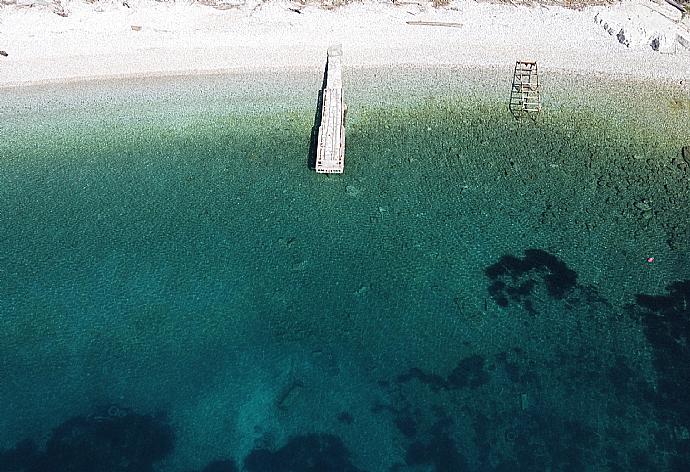 Local beach only a few steps from Villa Nikolakis . - Villa Nikolakis . (Photo Gallery) }}