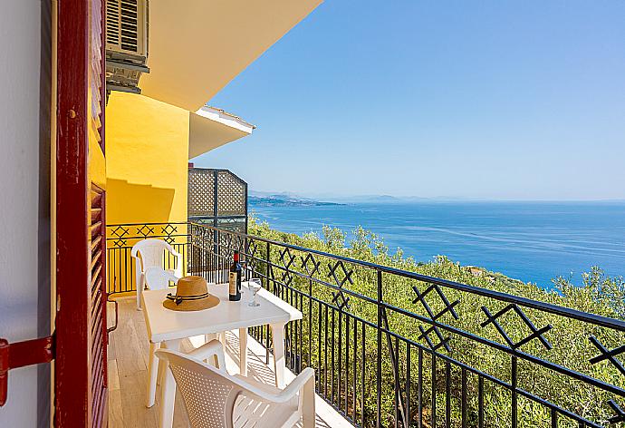 Balcony with sea views . - Villa Kalithea . (Galería de imágenes) }}