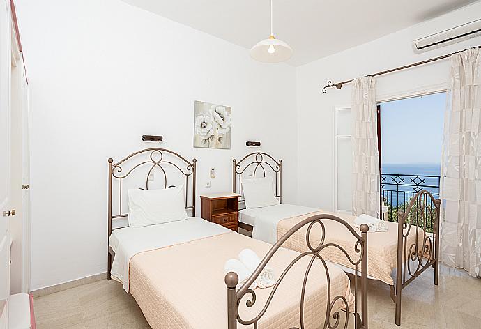 Twin bedroom with A/C and balcony access with sea views . - Villa Kalithea . (Galería de imágenes) }}