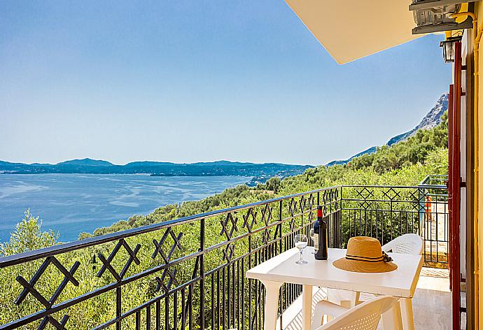 Balcony with sea views . - Villa Kalithea . (Fotogalerie) }}