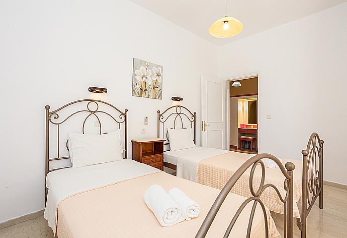 Twin bedroom with A/C and balcony access  . - Villa Kalithea . (Galleria fotografica) }}