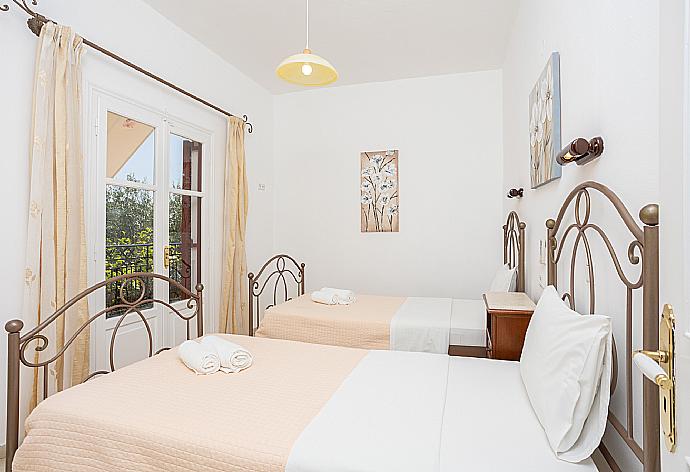 Twin bedroom with A/C and balcony access  . - Villa Kalithea . (Fotogalerie) }}