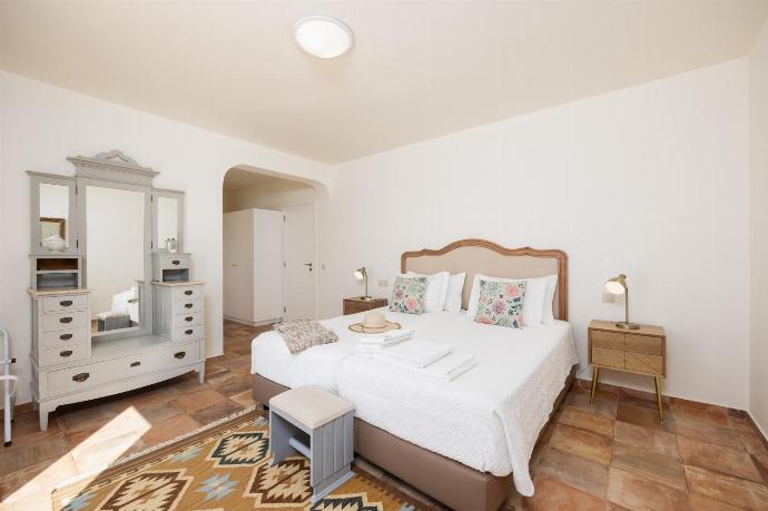 Double bedroom with en suite bathroom and A/C . - Casa do Carmo . (Photo Gallery) }}