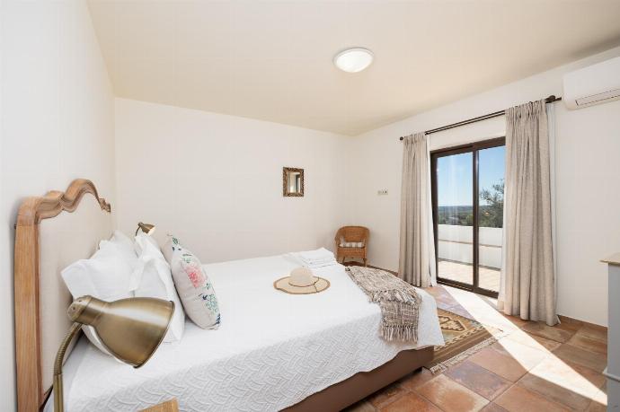 Double bedroom with en suite bathroom and A/C . - Casa do Carmo . (Photo Gallery) }}