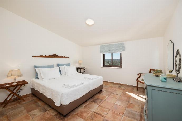 Twin bedroom with A/C . - Casa do Carmo . (Photo Gallery) }}