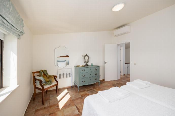 Twin bedroom with A/C . - Casa do Carmo . (Photo Gallery) }}