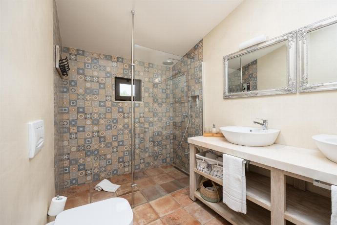 Family bathroom with shower . - Casa do Carmo . (Photo Gallery) }}