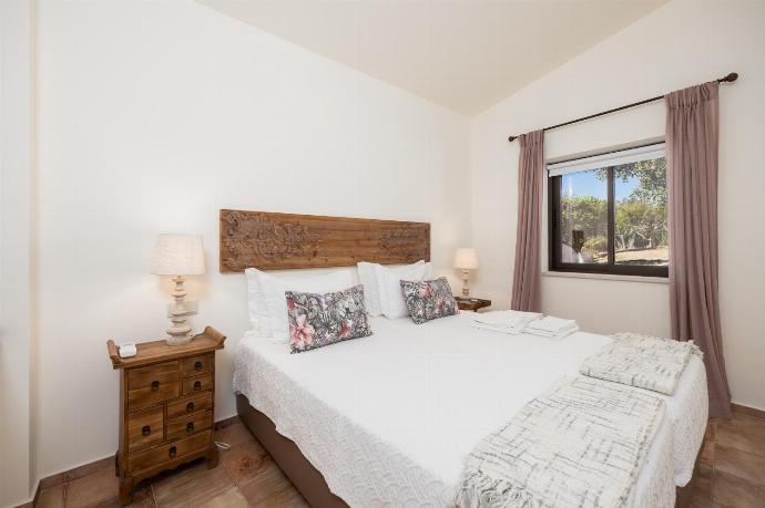 Twin bedroom with A/C . - Casa do Carmo . (Photo Gallery) }}