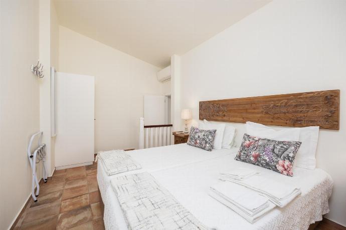 Twin bedroom with A/C . - Casa do Carmo . (Photo Gallery) }}