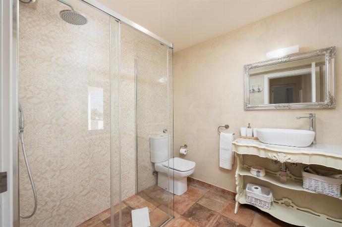 Family bathroom with shower . - Casa do Carmo . (Photo Gallery) }}