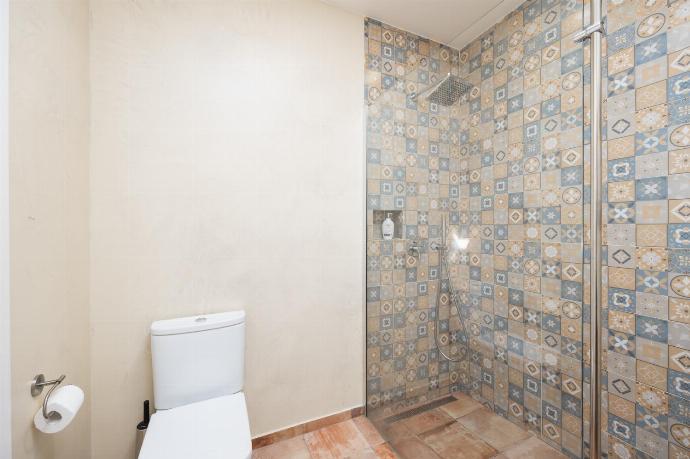 Family bathroom with shower . - Casa do Carmo . (Photo Gallery) }}