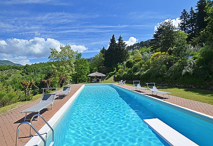 Private pool, terrace, and garden with countryside views . - Villa Piombona . (Galleria fotografica) }}