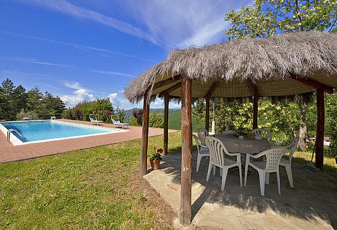 Private pool, terrace, and garden with countryside views . - Villa Piombona . (Galleria fotografica) }}