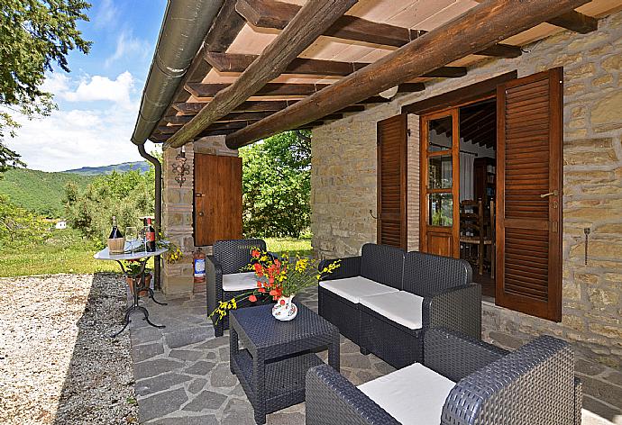 Sheltered terrace area . - Villa Piombona . (Fotogalerie) }}