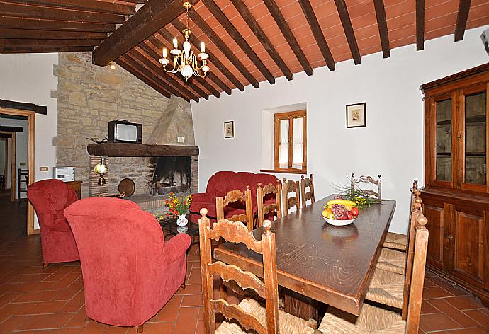 Living room with sofas, dining area, ornamental fireplace, and satellite TV . - Villa Piombona . (Galería de imágenes) }}