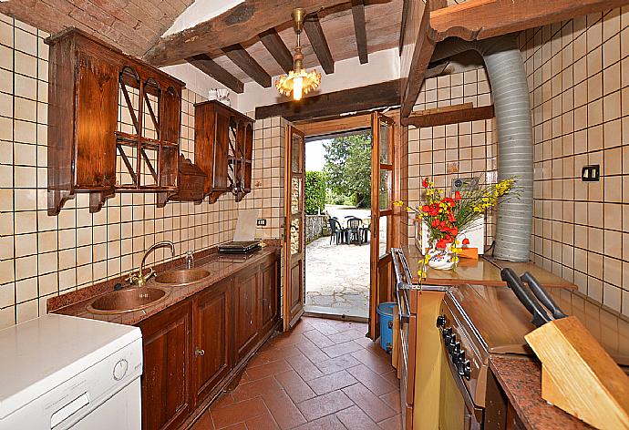 Equipped kitchen . - Villa Piombona . (Photo Gallery) }}