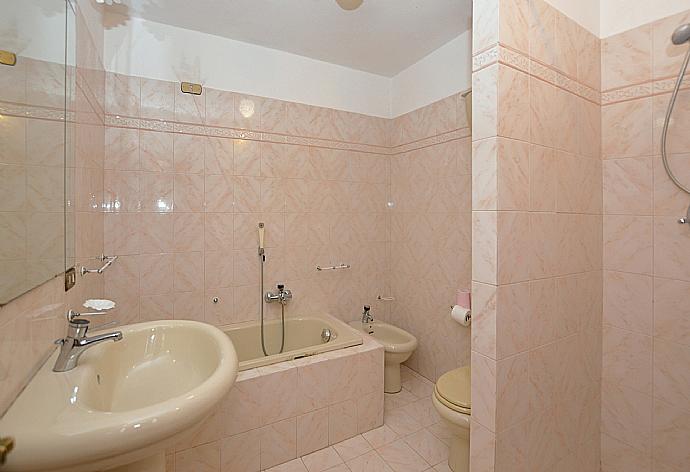 Family bathroom with bath and shower . - Villa Piombona . (Photo Gallery) }}