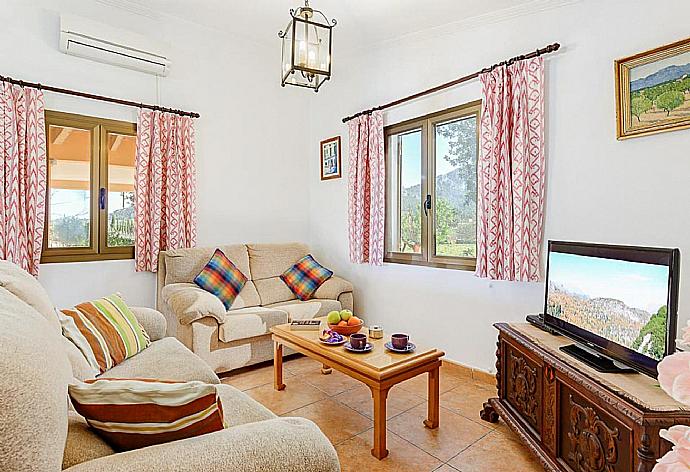 Living room with sofas, dining area, A/C, WiFi internet, and satellite TV . - Villa La Rafal . (Galería de imágenes) }}