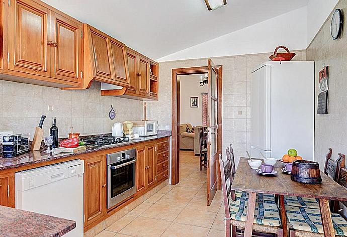 Equipped kitchen with dining area . - Villa La Rafal . (Galerie de photos) }}