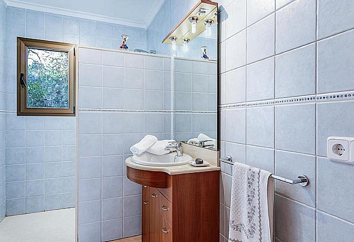 Bathroom with bath shower . - Villa La Rafal . (Photo Gallery) }}