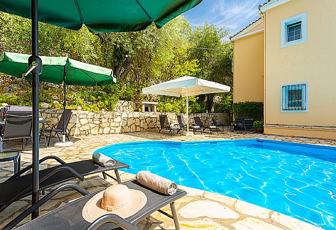 Private pool and terrace with sea views . - Villa Evie . (Fotogalerie) }}