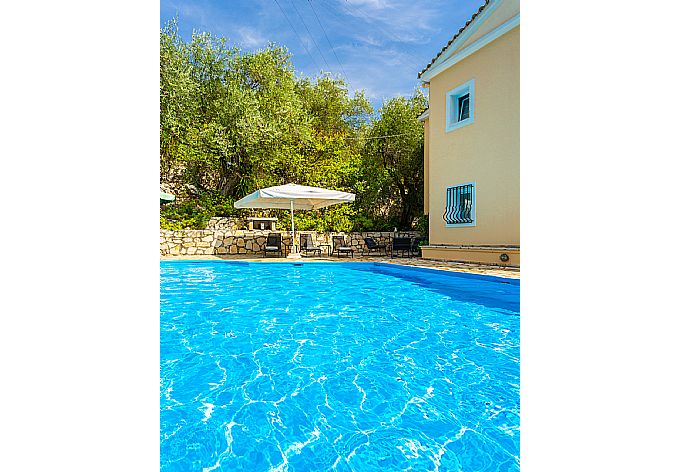 Private pool and terrace with sea views . - Villa Evie . (Galería de imágenes) }}