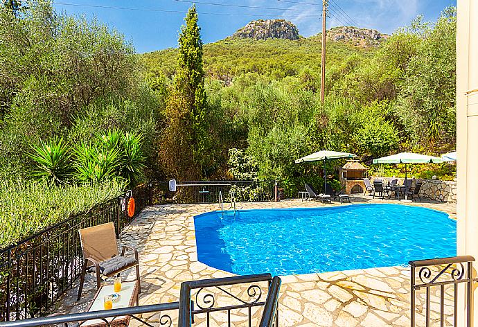 Private pool and terrace with sea views . - Villa Evie . (Galería de imágenes) }}