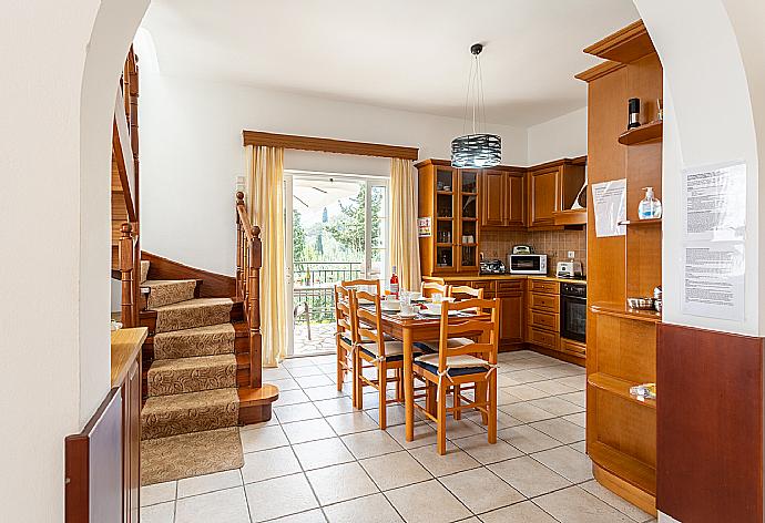 Open-plan living room with sofas, dining area, kitchen, A/C, WiFi internet, satellite TV, and terrace access with sea views . - Villa Evie . (Fotogalerie) }}