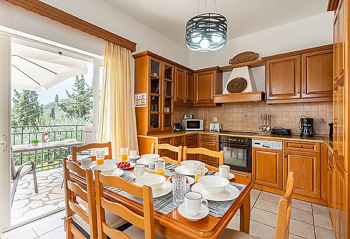 Open-plan living room with sofas, dining area, kitchen, A/C, WiFi internet, satellite TV, and terrace access with sea views . - Villa Evie . (Galleria fotografica) }}