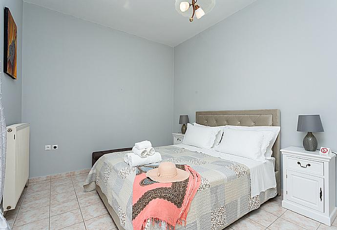 Double bedroom with A/C and balcony with sea views . - Villa Evie . (Photo Gallery) }}