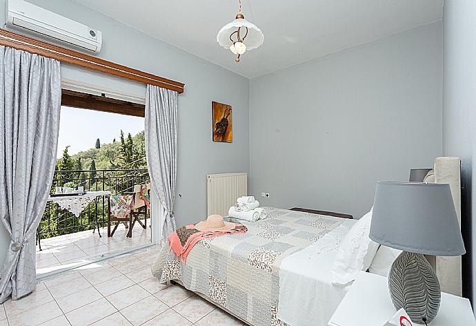 Double bedroom with A/C and balcony with sea views . - Villa Evie . (Photo Gallery) }}