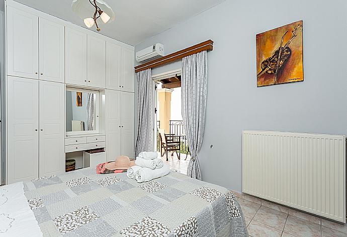 Double bedroom with A/C and balcony with sea views . - Villa Evie . (Photo Gallery) }}