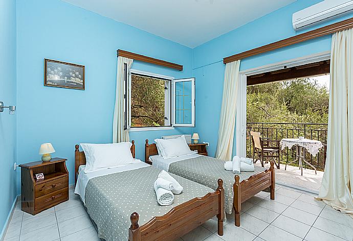 Twin bedroom with A/C and balcony . - Villa Evie . (Galleria fotografica) }}