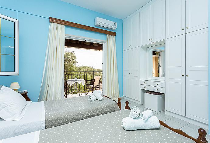 Twin bedroom with A/C and balcony . - Villa Evie . (Fotogalerie) }}