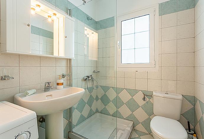 Family bathroom with shower . - Villa Evie . (Galerie de photos) }}