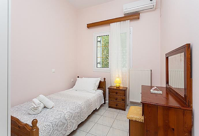 Single bedroom with A/C . - Villa Evie . (Galería de imágenes) }}