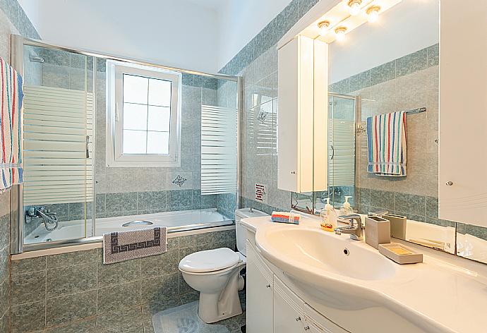 Family bathroom with bath and shower . - Villa Evie . (Galleria fotografica) }}