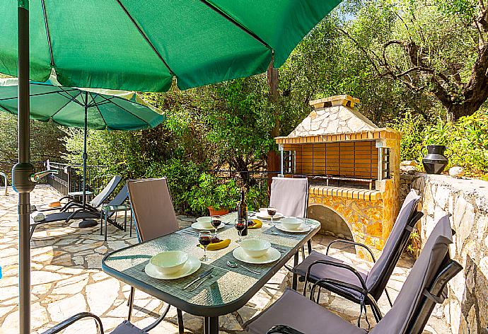 Terrace area with BBQ . - Villa Evie . (Galerie de photos) }}