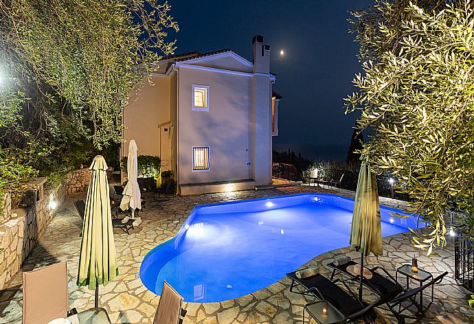 Night view . - Villa Evie . (Photo Gallery) }}