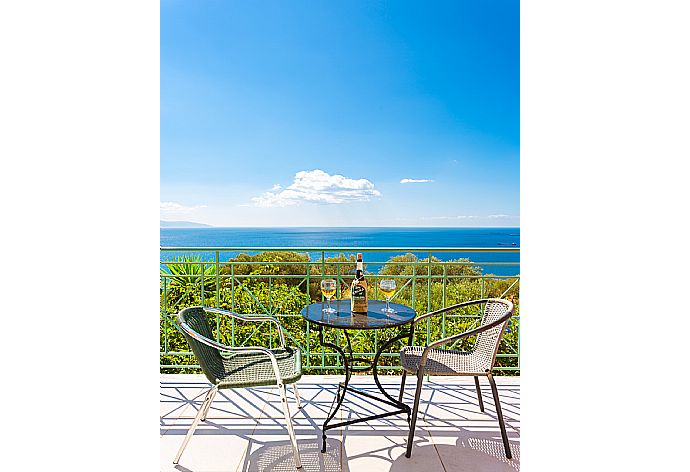 Upper terrace area with panoramic sea views . - Villa Georgia . (Fotogalerie) }}