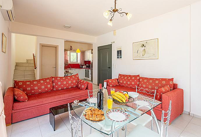 Open-plan living room with sofas, dining area, kitchen, A/C, WiFi internet, and TV . - Villa Georgia . (Galleria fotografica) }}