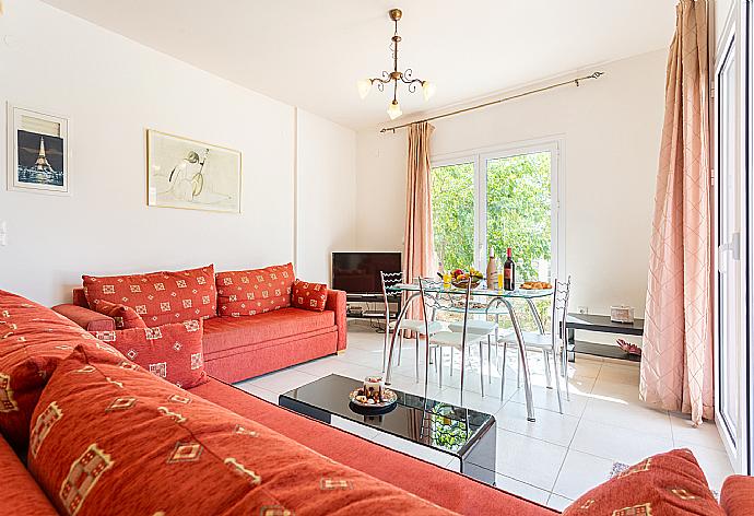 Open-plan living room with sofas, dining area, kitchen, A/C, WiFi internet, and TV . - Villa Georgia . (Galleria fotografica) }}