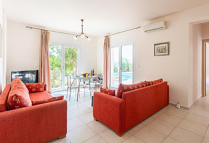 Open-plan living room with sofas, dining area, kitchen, A/C, WiFi internet, and TV . - Villa Georgia . (Galleria fotografica) }}