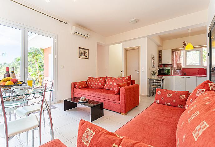 Open-plan living room with sofas, dining area, kitchen, A/C, WiFi internet, and TV . - Villa Georgia . (Galería de imágenes) }}