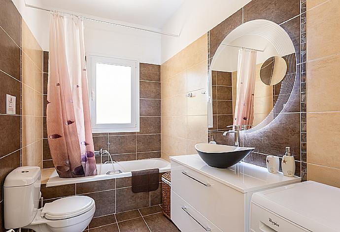 En suite bathroom with bath and shower . - Villa Georgia . (Galleria fotografica) }}