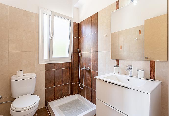 En suite bathroom with shower . - Villa Georgia . (Галерея фотографий) }}