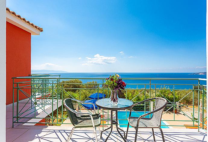 Upper terrace with panoramic sea views . - Villa Georgia . (Fotogalerie) }}