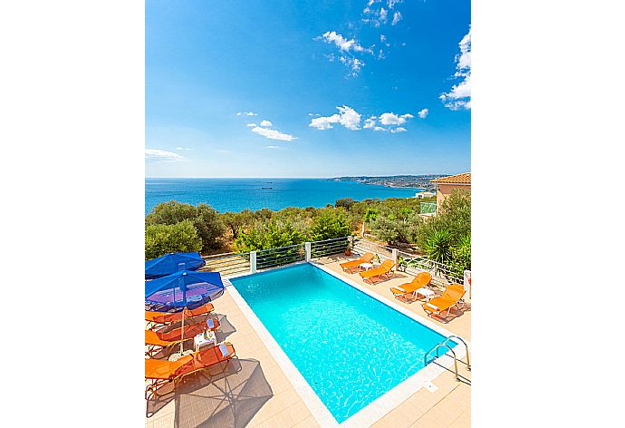 View of pool from upper terrace . - Villa Georgia . (Галерея фотографий) }}