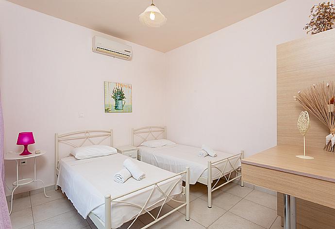 Twin bedroom with A/C and terrace access . - Villa Georgia . (Галерея фотографий) }}