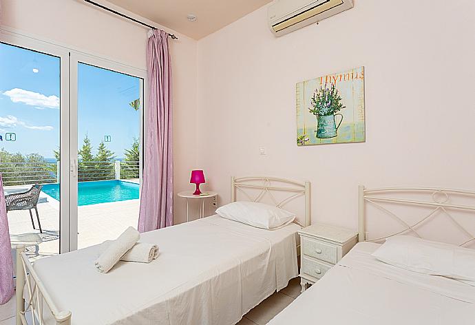 Twin bedroom with A/C and terrace access . - Villa Georgia . (Galleria fotografica) }}